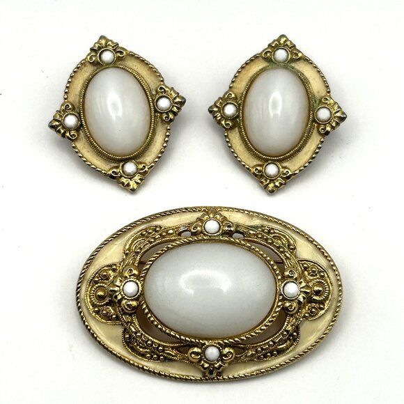 Vintage 1928 Brooch Clip On Earrings Set Faux Moonstone & Pearl Gold Tone - Picture 1 of 12